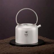 Hervidor de titanio 1500 ml Keith en encimera oscura