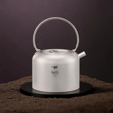 Hervidor de titanio 1500 ml Keith en encimera oscura