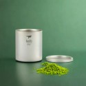 Taza de titanio doble pared y tapa 220 ml Keith en encimera verde con té matcha