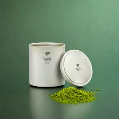 Taza de titanio doble pared 300 ml Keith con té matcha