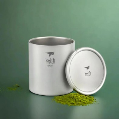 Taza de titanio doble pared y tapa 600 ml Keith con té matcha
