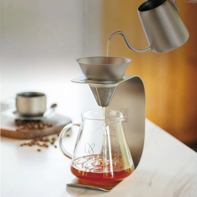 Haciendo café con la cafetera de titanio y borosilicato Pour Over kit y soporte Keith