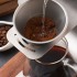 Detalle de la Cafetera de titanio y borosilicato Pour Over kit Keith haciendo café por goteo