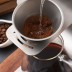 Detalle de la Cafetera de titanio y borosilicato Pour Over kit Keith haciendo café por goteo