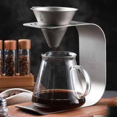 café recién hecho con el kit pour over Keith con soporte