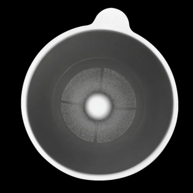 Vista interior del embudo de la cafetera de titanio y borosilicato Pour Over kit Keith