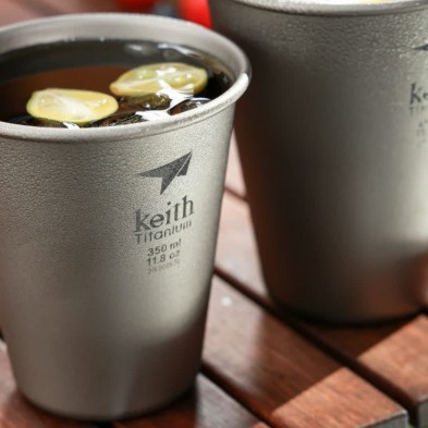 Bebida servida en el Vaso de titanio 350 ml Keith