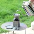 Una persona vierte agua caliente para hacer café al aire libre sobre el mini kit cafetera tetera Keith