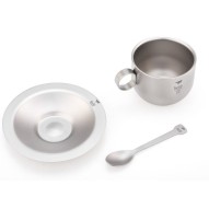Taza, plato y cuchara de titanio sobre fondo blanco