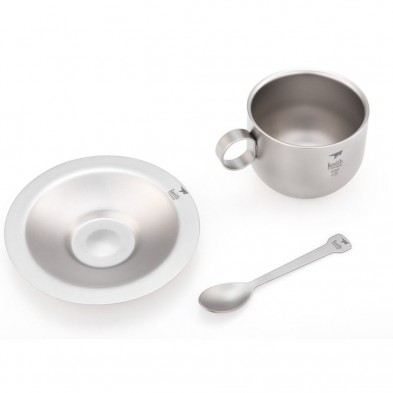 Taza, plato y cuchara de titanio sobre fondo blanco