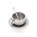 Taza plateada con asa, cuchara en el interior, sobre platillo a juego, todo con diseño minimalista hecho de titanio