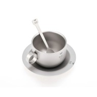 Taza plateada con asa, cuchara en el interior, sobre platillo a juego, todo con diseño minimalista hecho de titanio