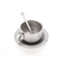 Taza plateada con asa, cuchara en el interior, sobre platillo a juego, todo con diseño minimalista hecho de titanio