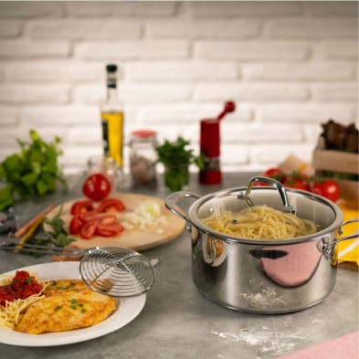 La olla ALLROUND con pasta cocida sobre una encimera de cocina con platos de comida e ingredientes frescos cerca. La olla ALLROUND con pasta cocida sobre una encimera de cocina con platos de comida e ingredientes frescos cerca.