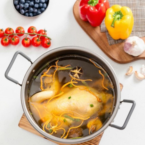 Guiso de pollo de campo cocinado en la Olla de titanio 6 litros Keith