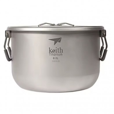 Detalle ampliado con las asas abatibles de la Olla de titanio 6 litros Keith Detalle ampliado con las asas abatibles de la Olla de titanio 6 litros Keith