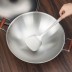 La Espátula de titanio Keith sobre el wok de titanio keith, no incluido