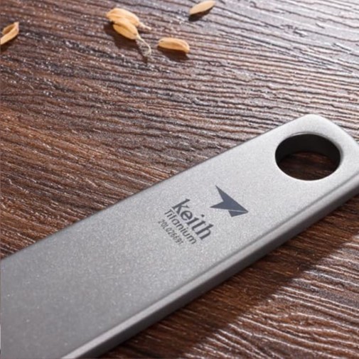 detalle ampliado del orificio del mango de la Espátula de titanio Keith