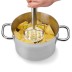 Prensador de patata Lacor haciendo puré de papa