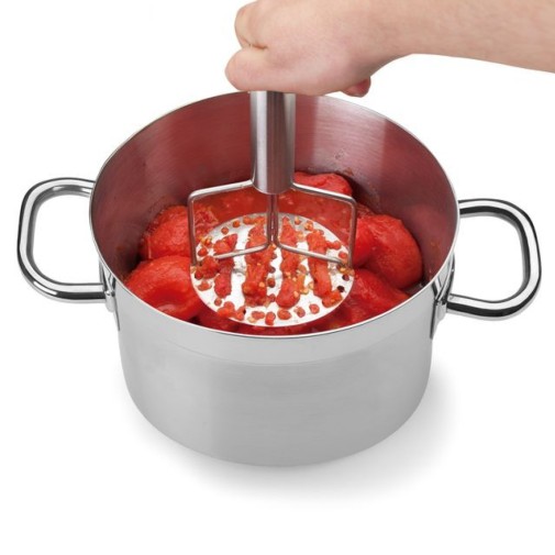 Prensador de patata Lacor haciendo salsa de tomate