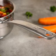 ALLROUND cazo de acero inoxidable 1 L Kuhn Rikon con sopa en su interior, detalle cercano del mango