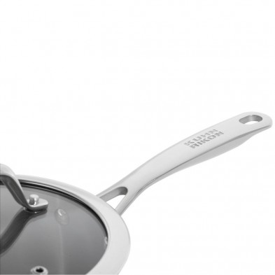 Detalle del mango del Cazo de acero inoxidable 18/10 ALLROUND de Kuhn Rikon de 1,5 litros Detalle del mango del Cazo de acero inoxidable 18/10 ALLROUND de Kuhn Rikon de 1,5 litros