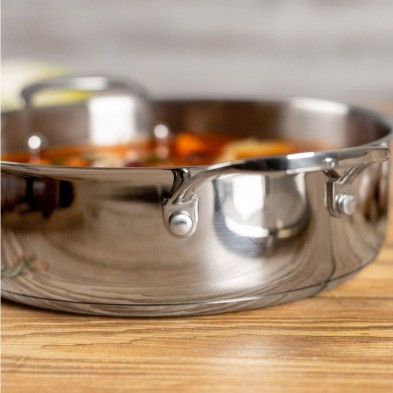 Detalle ampliado del remache del asa de la cazuela ALLROUND de Kuhn Rikon de 3L Detalle ampliado del remache del asa de la cazuela ALLROUND de Kuhn Rikon de 3L