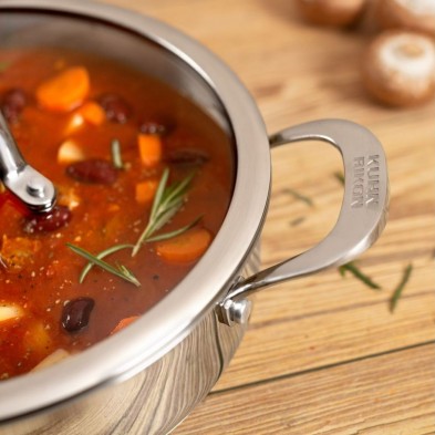 Detalle cercano al asa y tapa de vidrio de la cazuela ALLROUND de 24 cm con 3L Kuhn Rikon Detalle cercano al asa y tapa de vidrio de la cazuela ALLROUND de 24 cm con 3L Kuhn Rikon