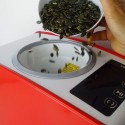 Echando semillas de calabaza dentro del Extractor de aceite vegetal Yoda