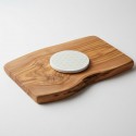 Posavasos vitalizador de piedra con la Flor de la vida sobre tabla de cortar de madera de olivo