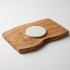 Posavasos vitalizador de piedra con la Flor de la vida sobre tabla de cortar de madera de olivo Posavasos vitalizador de piedra con la Flor de la vida sobre tabla de cortar de madera de olivo