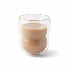 Vaso doble pared borosilicato Nature's Design sobre fondo blanco con una bebida chocolateada