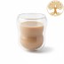 Vaso doble pared borosilicato Nature's Design sobre fondo blanco con una bebida chocolateada y el árbol de la vida en su base