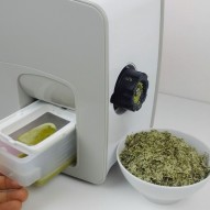 Consiguiendo aceite de calabaza con el Extractor de aceite vegetal Yoda gris