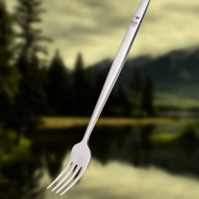 Tenedor titanio Keith vista lateral con fondo natural