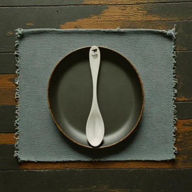 Cuchara titanio pequeña Keith sobre plato