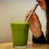 Una chica bebiendo un batido verde con la Pajita titanio ancha Keith