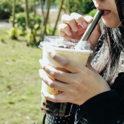 Chica bebiendo un batido con la Pajita titanio ancha Keith
