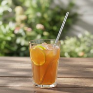 Pajita titanio recta Keith en un vaso con bebida de kombucha