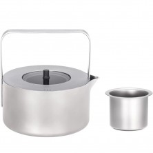 Hervidor tetera con filtro titanio 950 ml Keith con su filtro en un lateral