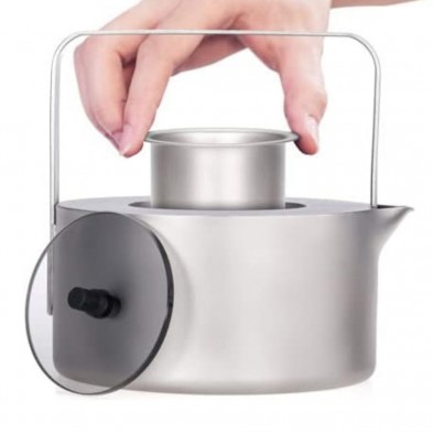 Sacando el filtro del interior del Hervidor tetera de titanio Keith y con la tapa quitada Sacando el filtro del interior del Hervidor tetera de titanio Keith y con la tapa quitada