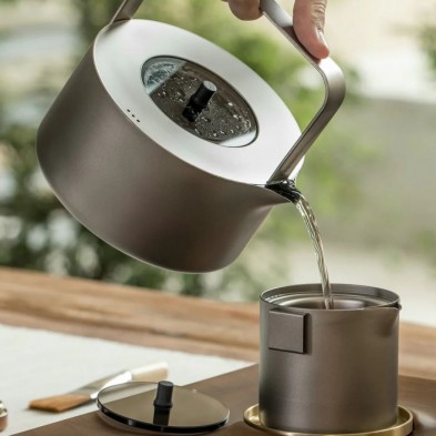 Sirviendo té desde el Hervidor tetera con filtro titanio 950 ml Keith Sirviendo té desde el Hervidor tetera con filtro titanio 950 ml Keith