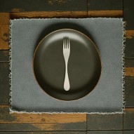 El Tenedor titanio pequeño Keith sobre un plato de pan