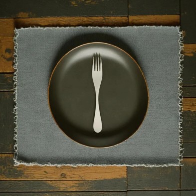 El Tenedor titanio pequeño Keith sobre un plato de pan El Tenedor titanio pequeño Keith sobre un plato de pan