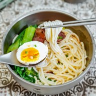 Una sopa con fideos y verduras en el Cuenco de titanio doble pared 850 ml Keith