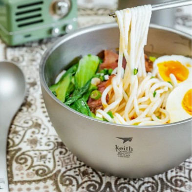 Sopa de fideos con verduras y huevo dentro del Cuenco de titanio doble pared 850 ml Keith