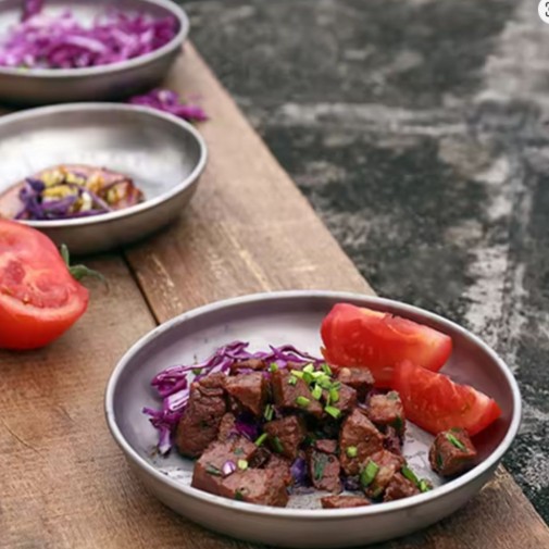 Plato pequeño de titanio de 150 ml con alimento