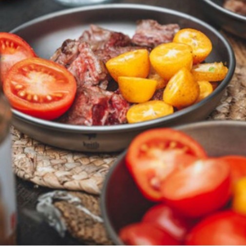 Carne y tomate en el Plato de titanio 200 ml Keith