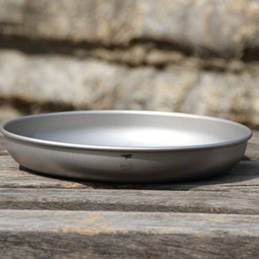 Plato de titanio 300 ml Keith sobre mesa de madera al exterior