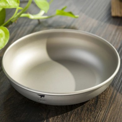 Plato de titanio 350 ml Keith en una mesa de madera